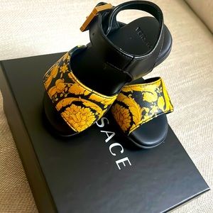 Versace baby black and gold leather sandals size 20 = size 4 baby